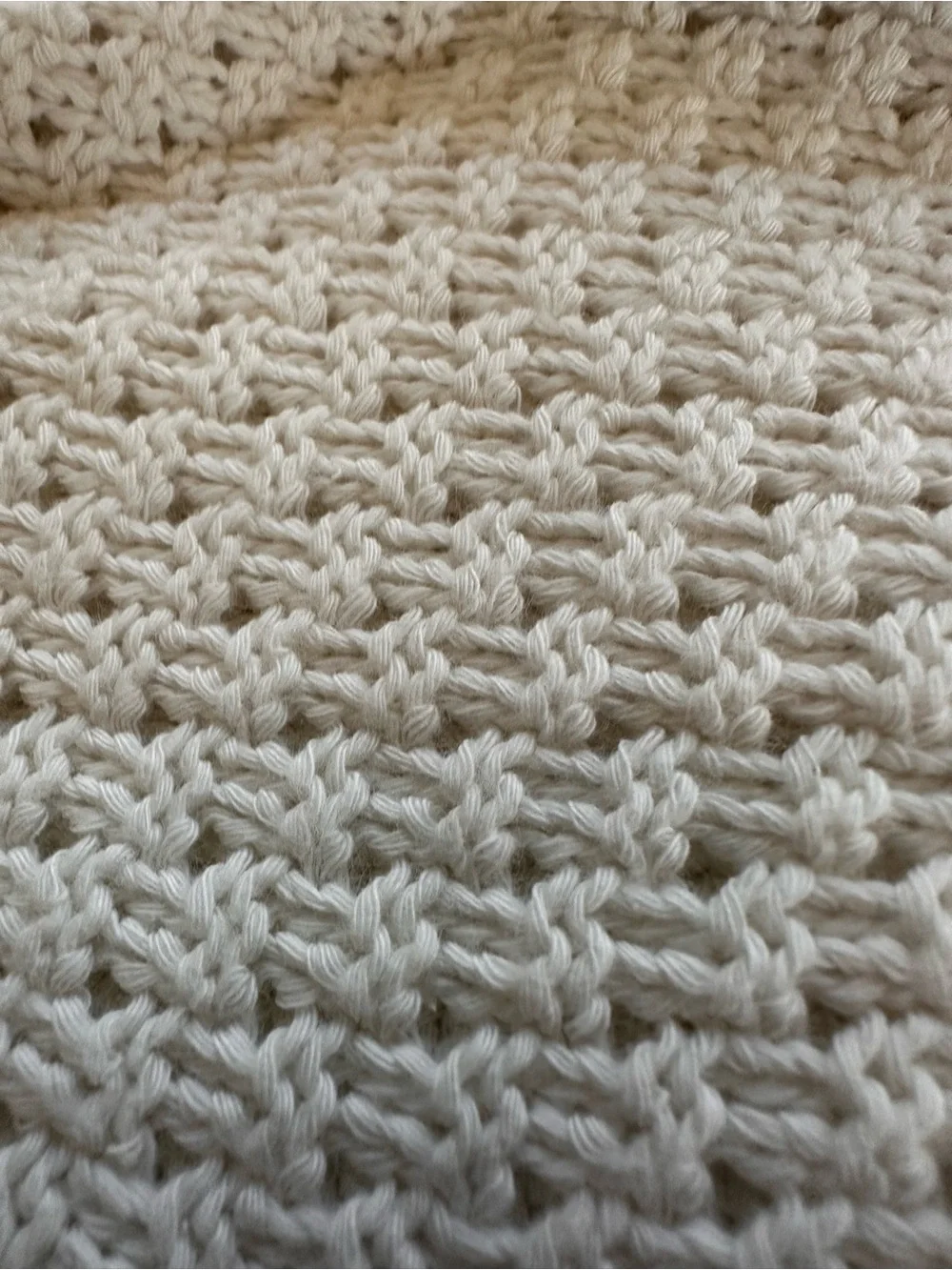 Lightweight Fringed Blanket, Ultra-Soft and Comfortable Plush Knitted Blanket